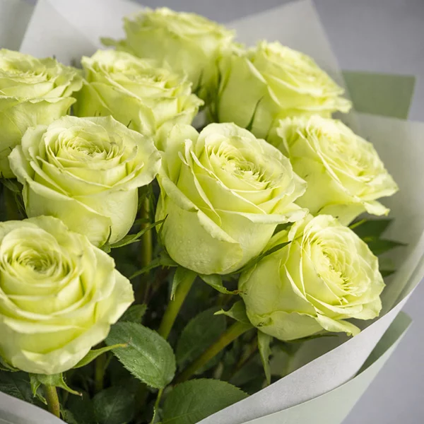 Букет зеленых роз в упаковке